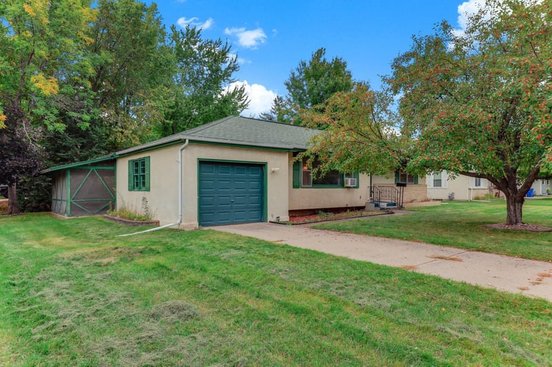 330 10th Ave SW, Cambridge, MN 55008