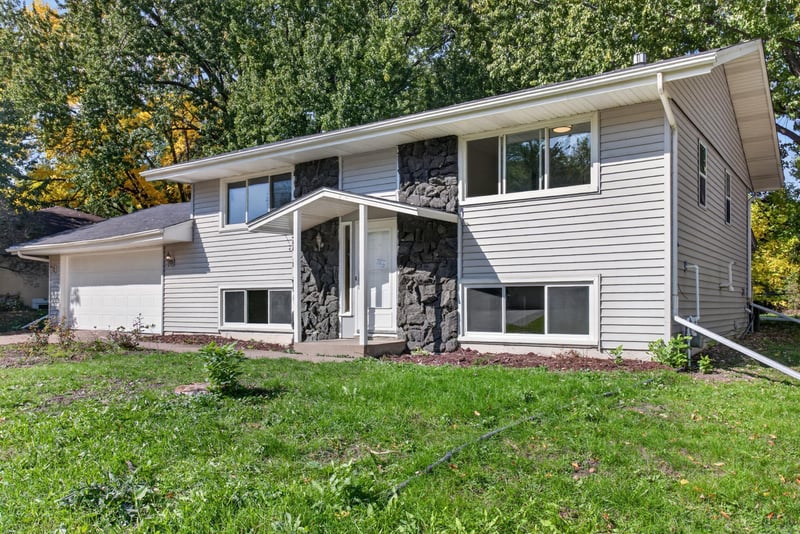 568 Riviera Dr, New Brighton, MN 55112