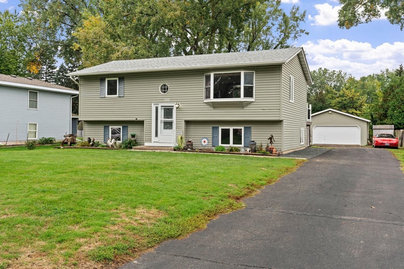 680 Hiawatha Ave, Vadnais Heights, MN 55127