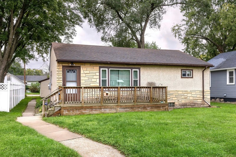 521 S 2nd St, La Crescent, MN 55947