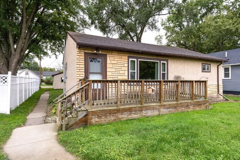 521 S 2nd St, La Crescent, MN 55947