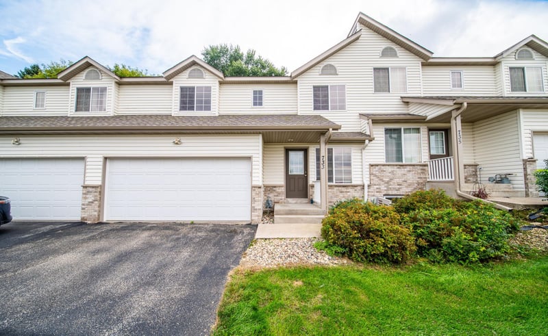 733 Baylee Pl SW, Pine Island, MN 55963