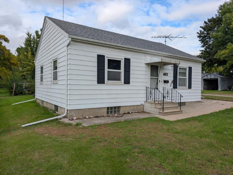 461 2nd St NW, Wells, MN 56097