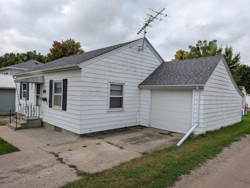 461 2nd St NW, Wells, MN 56097