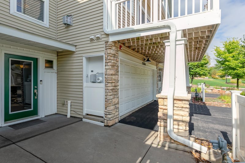 2686 New Century Pl E, Maplewood, MN 55119