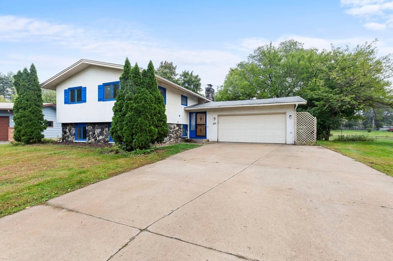 8016 Brunswick Ave N, Brooklyn Park, MN 55443