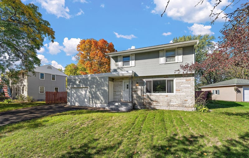 10426 6th St NE, Blaine, MN 55434