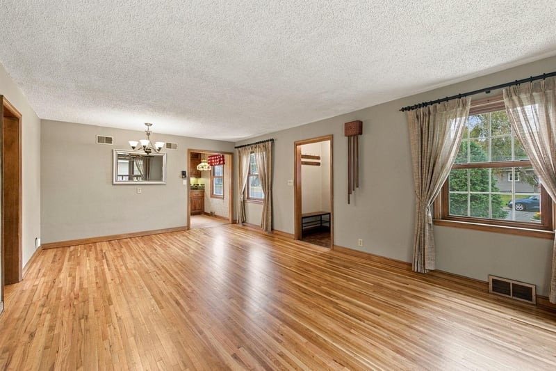 326 5th Ave NE, Cambridge, MN 55008