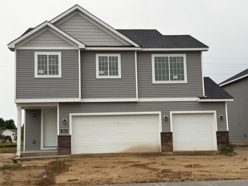 1821 Pierce St S, Cambridge, MN 55008