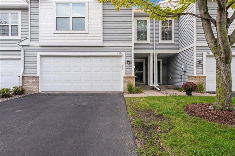 2226 Saint Johns Cir, Woodbury, MN 55129