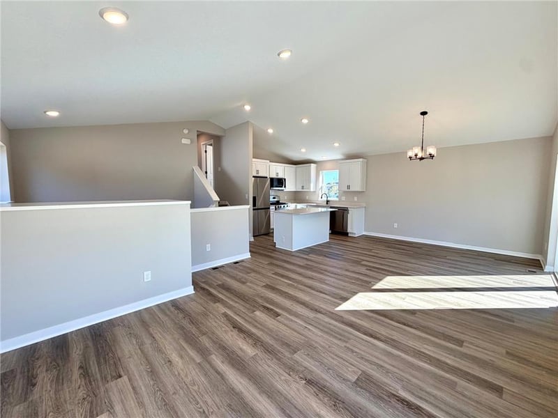 1827 Pierce St S, Cambridge, MN 55008