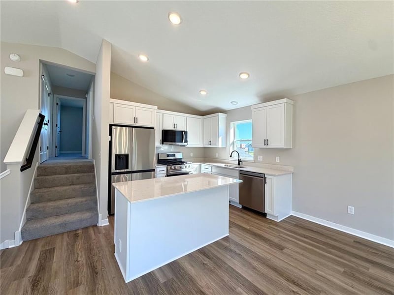 1827 Pierce St S, Cambridge, MN 55008