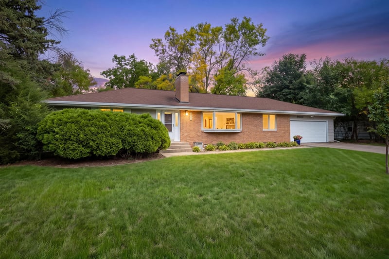 10800 Oak Knoll Ter N, Minnetonka, MN 55305