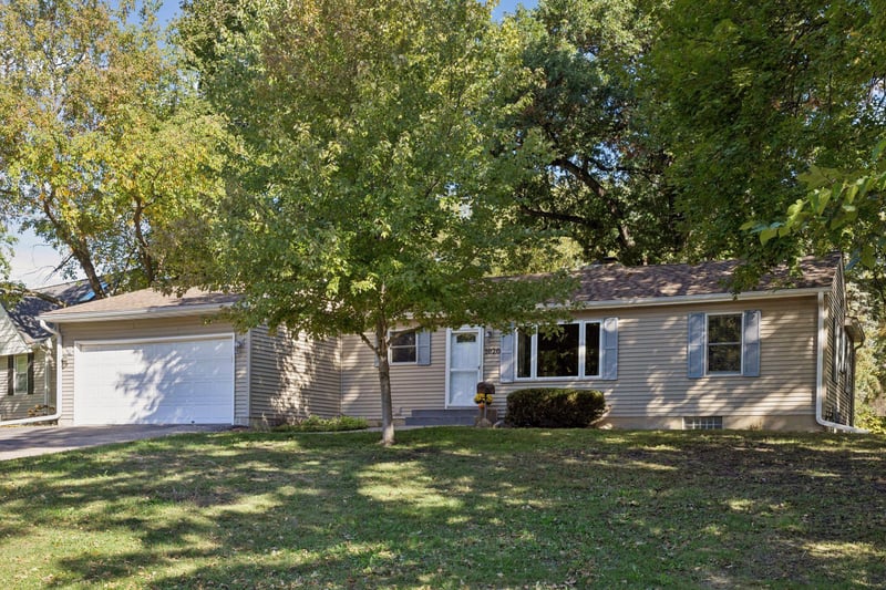 1020 Orkla Dr, Golden Valley, MN 55427