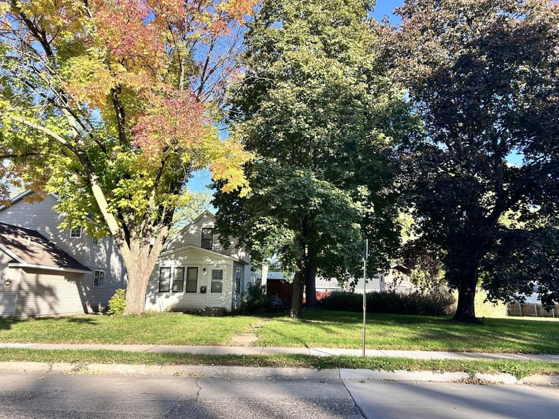 233 17th Ave N, Hopkins, MN 55343