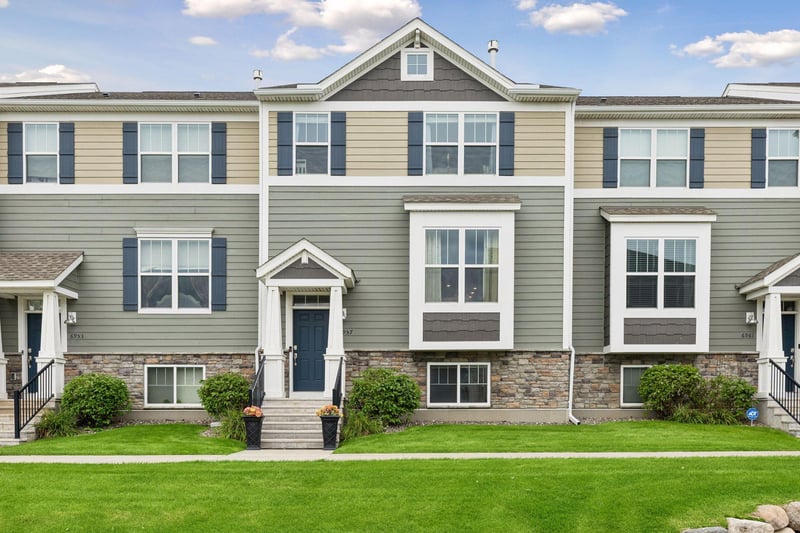 6957 W Locke Pointe Dr NE, Fridley, MN 55432