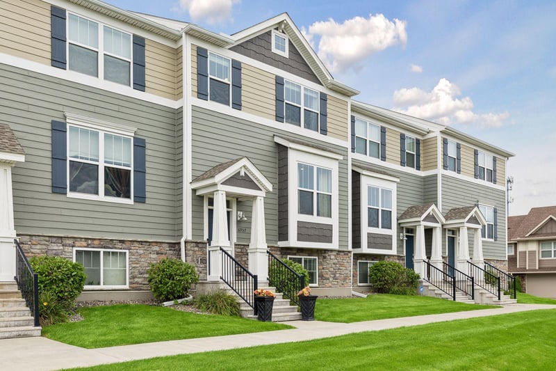 6957 W Locke Pointe Dr NE, Fridley, MN 55432