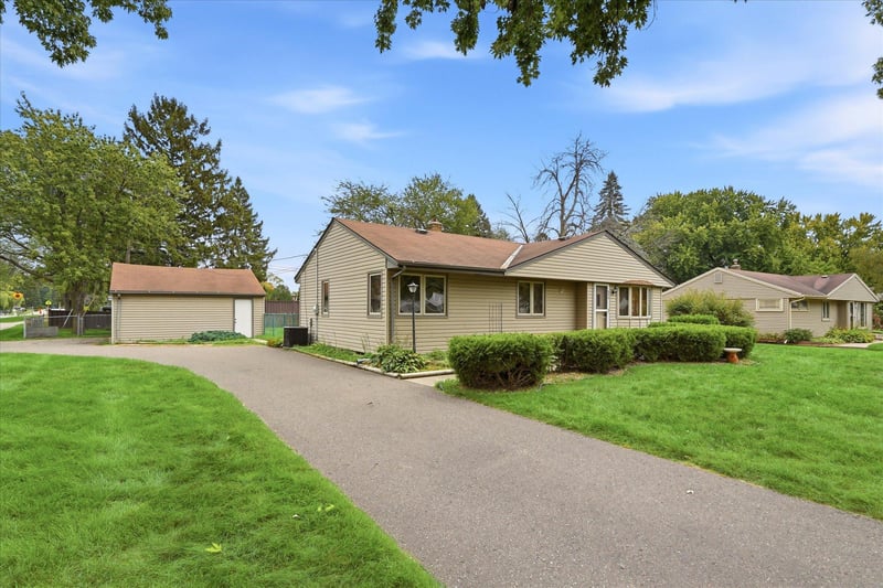 4070 Jay Ln, White Bear Lake, MN 55110