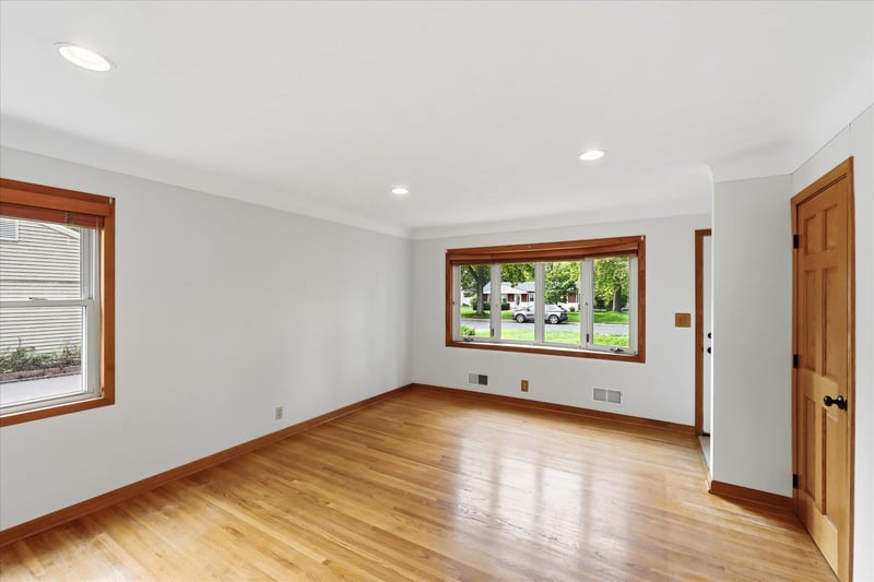 4070 Jay Ln, White Bear Lake, MN 55110