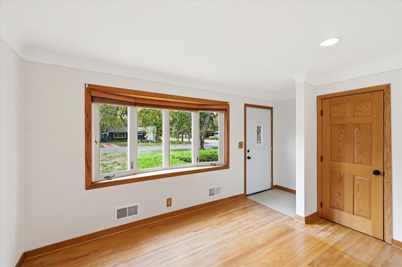 4070 Jay Ln, White Bear Lake, MN 55110