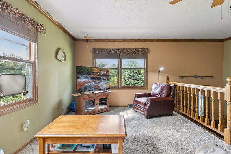 750 Viking Dr E, Maplewood, MN 55117