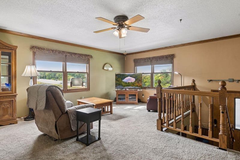 750 Viking Dr E, Maplewood, MN 55117