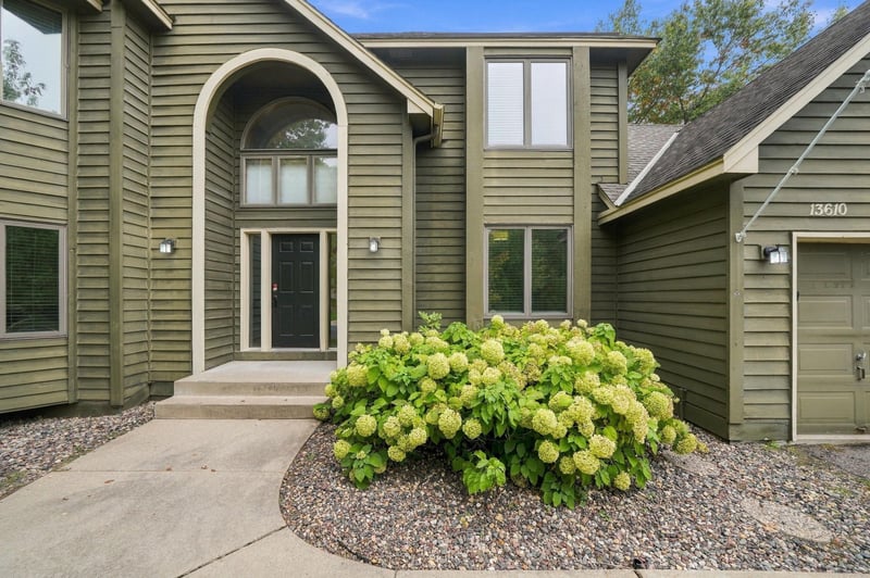 13610 Georgia Dr, Apple Valley, MN 55124