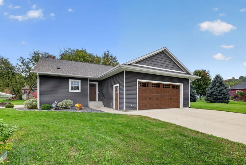 17 Richland Ave, Saint Charles, MN 55972