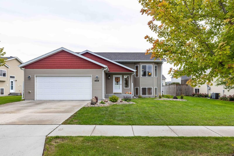 4410 16 St S, Moorhead, MN 56560