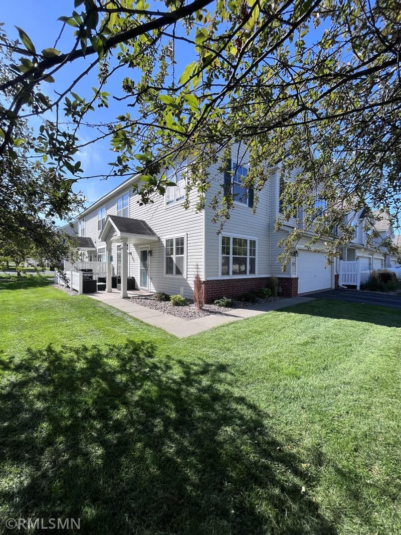 898 Providence Dr, Shakopee, MN 55379
