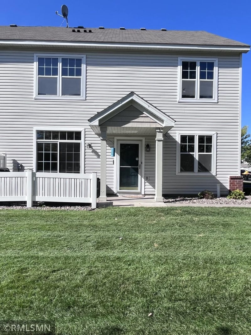 898 Providence Dr, Shakopee, MN 55379