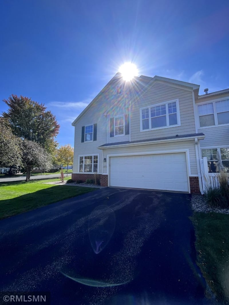 898 Providence Dr, Shakopee, MN 55379