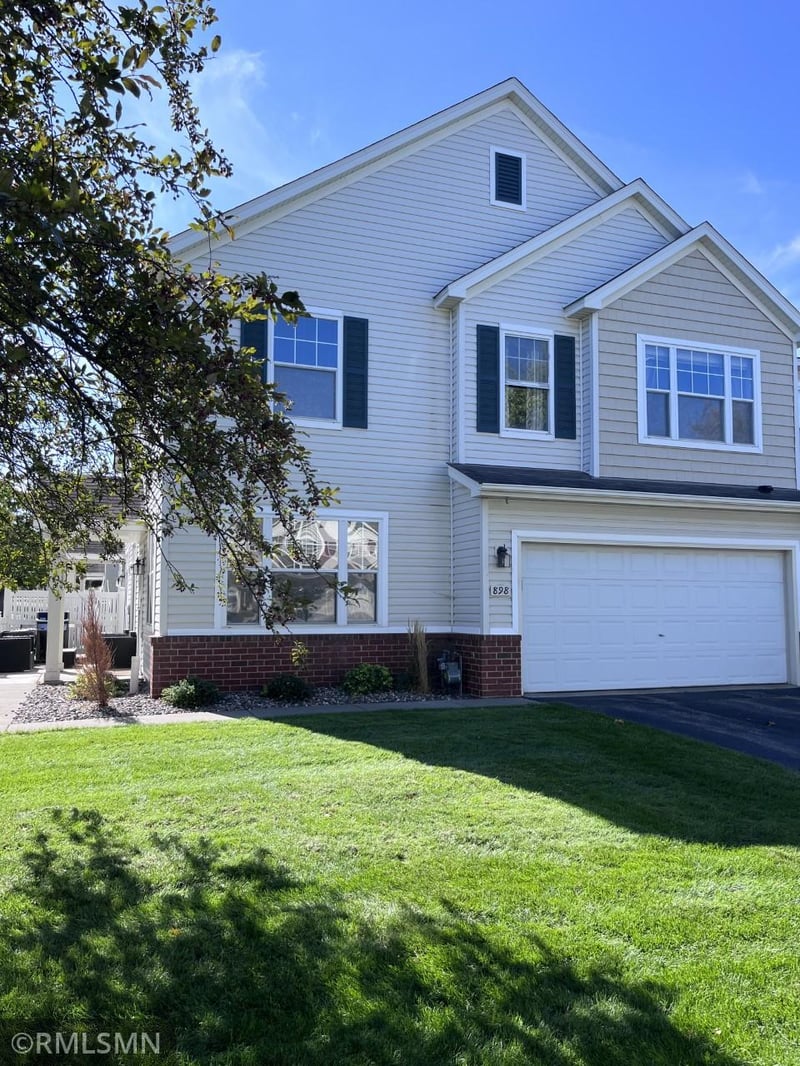 898 Providence Dr, Shakopee, MN 55379