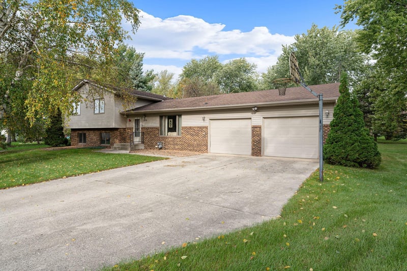 930 Ridgeview Pl NE, Owatonna, MN 55060