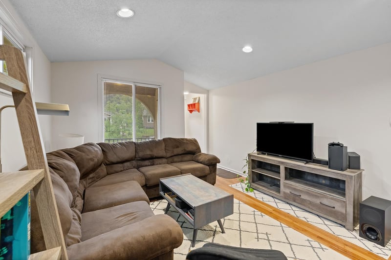 1027 5th St E, Saint Paul, MN 55106