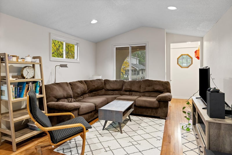 1027 5th St E, Saint Paul, MN 55106