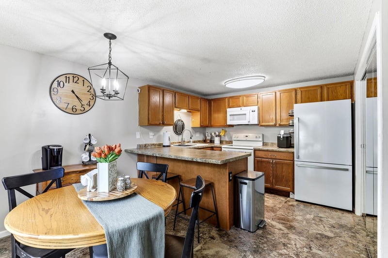 1480 Granada Ave N, Oakdale, MN 55128
