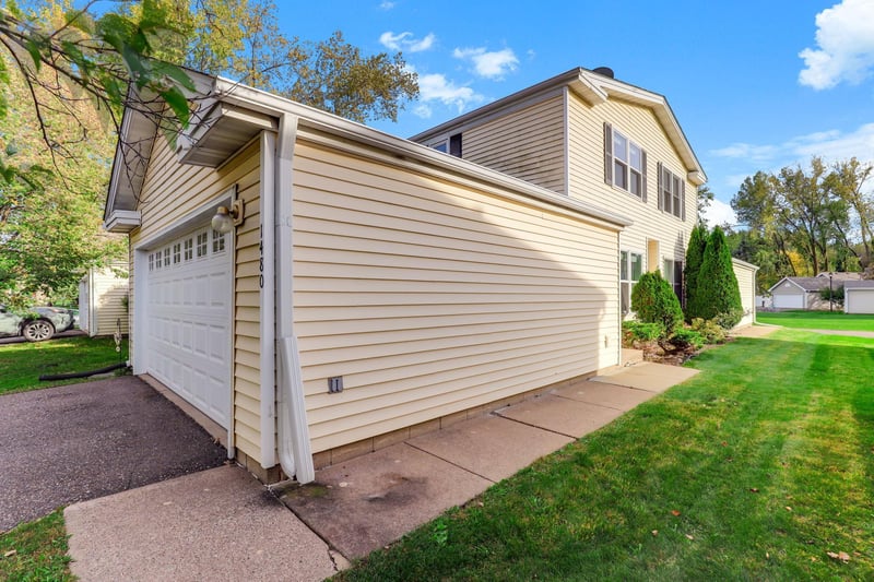 1480 Granada Ave N, Oakdale, MN 55128