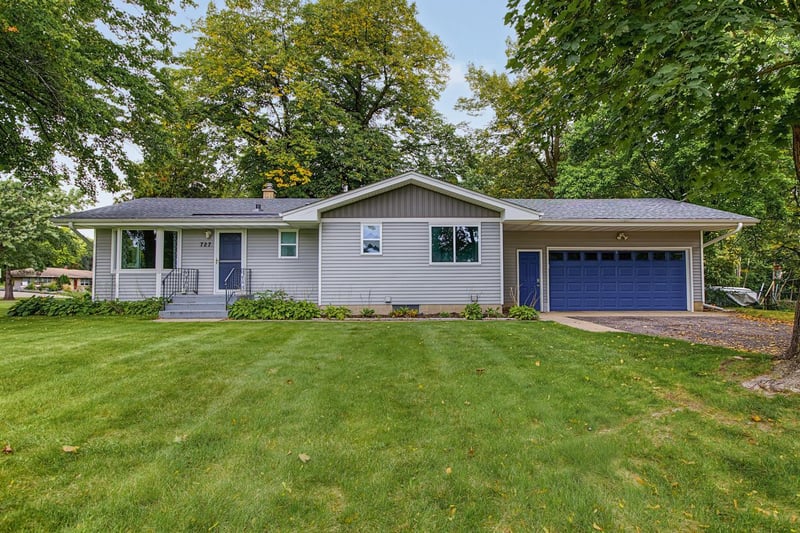 727 Tanglewood Dr, Shoreview, MN 55126