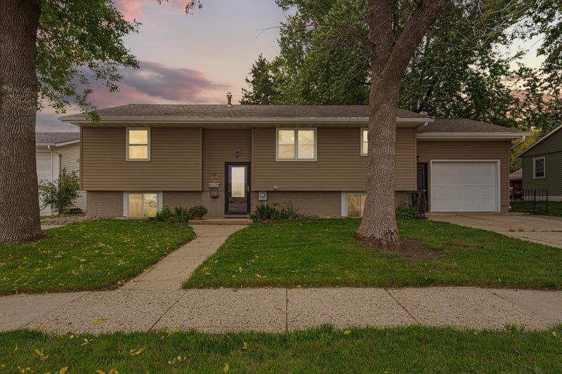 109 10th Ave SE, Waseca, MN 56093