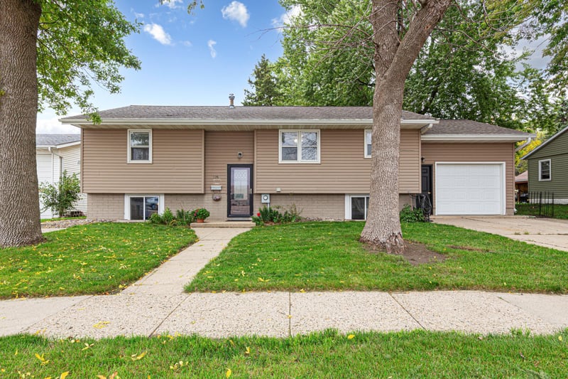 109 10th Ave SE, Waseca, MN 56093