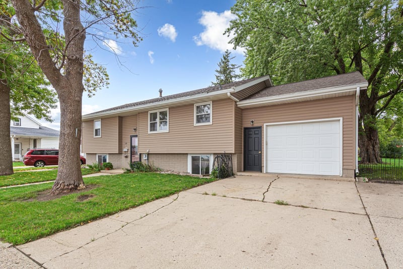 109 10th Ave SE, Waseca, MN 56093