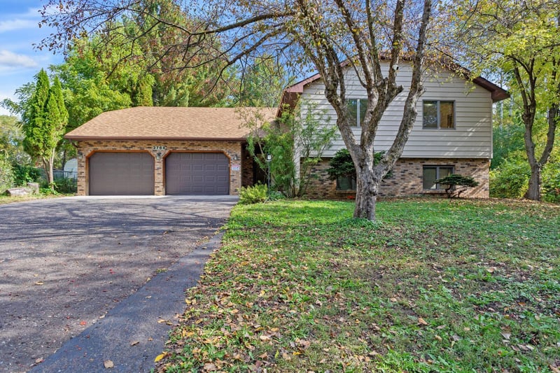 2764 Southlawn Dr, Maplewood, MN 55109