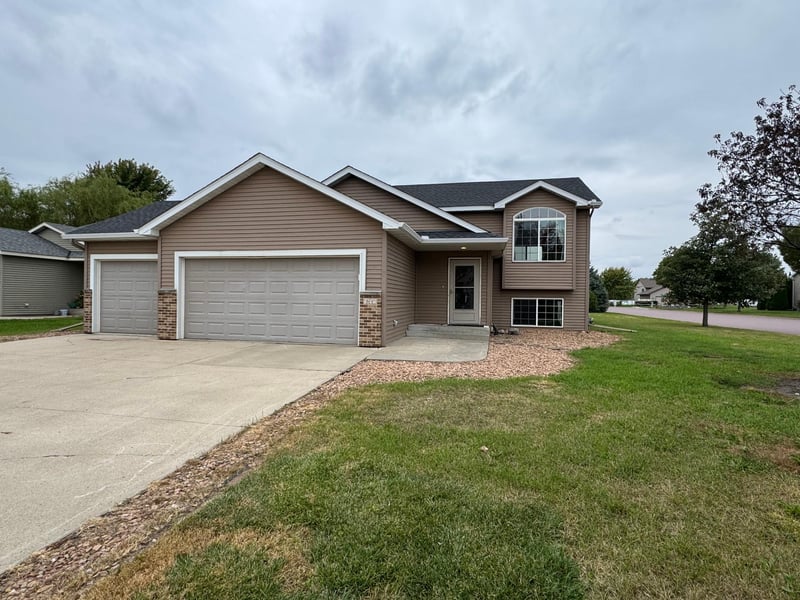100 Olympic Ct, Mankato, MN 56001