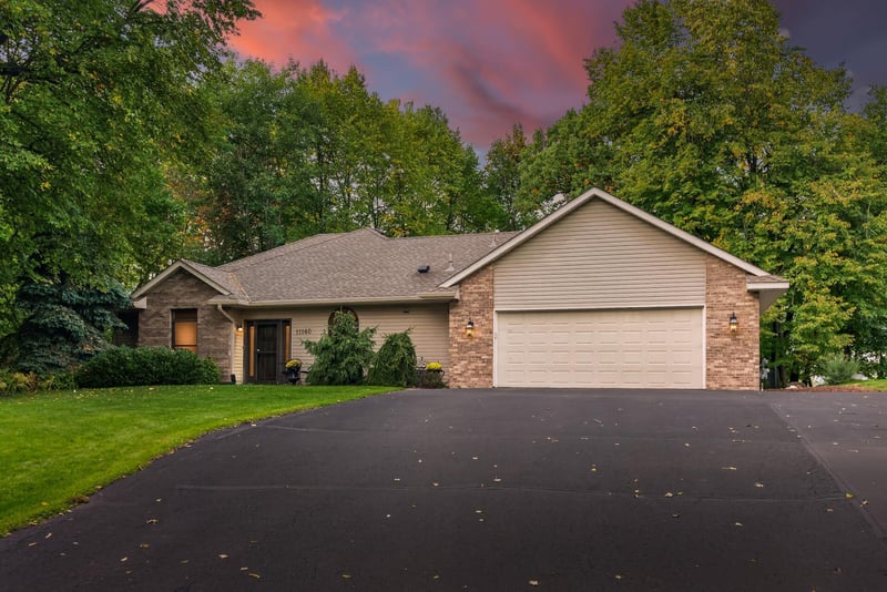11140 Lake Pointe Dr, Chisago City, MN 55013