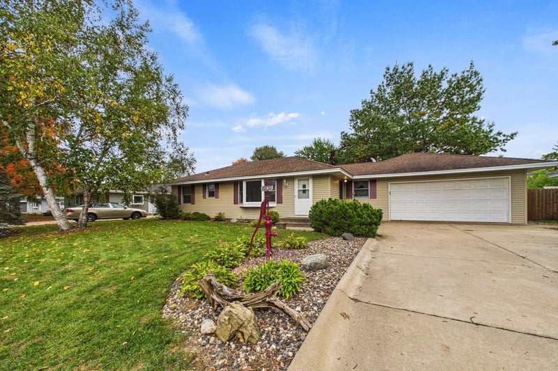 8831 Greenway Ave S, Cottage Grove, MN 55016