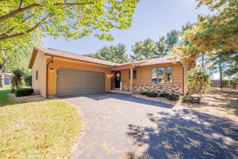 3379 Southgate Ct #B, Eau Claire, WI 54701