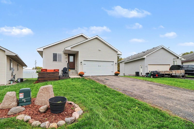 409 Juniper Ln NW, Montgomery, MN 56069