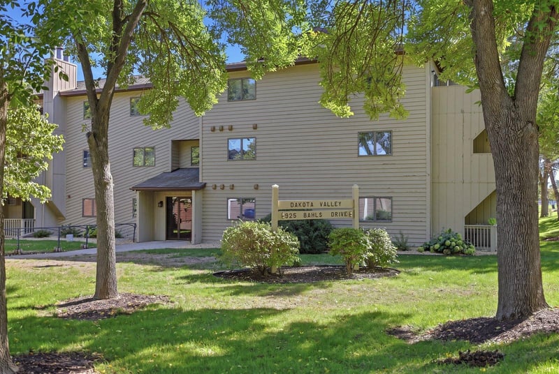 925 Bahls Dr #102, Hastings, MN 55033