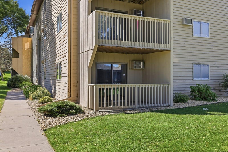 925 Bahls Dr #102, Hastings, MN 55033